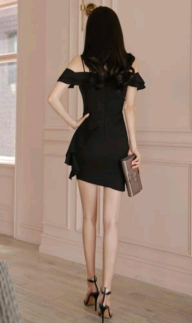 夜萤|女神孙允珠高清时尚搭配：幽夜萤河星幻耀黑吊带小洋裙