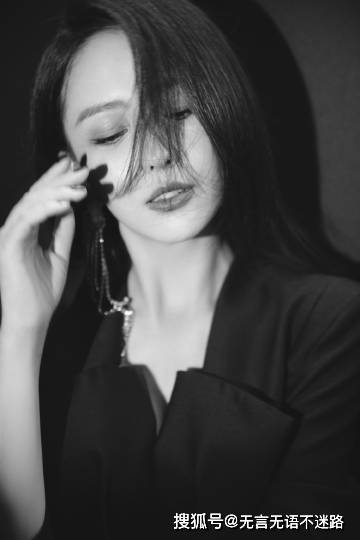 设计|佟丽娅，黑色设计感西装搭配流苏耳饰，光影交错间，定格时光