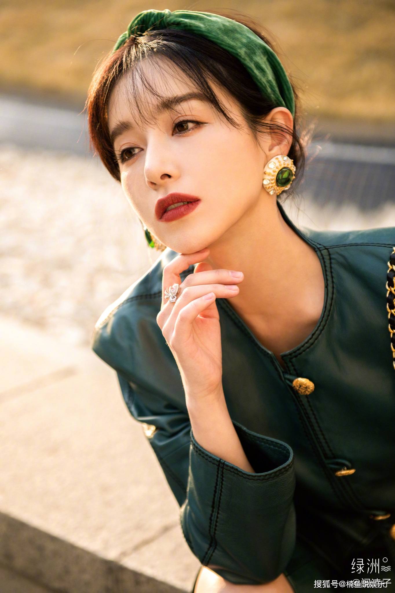 美人|33岁阚清子好会打扮，墨绿色小皮裙穿出贵妇感，妥妥的复古美人