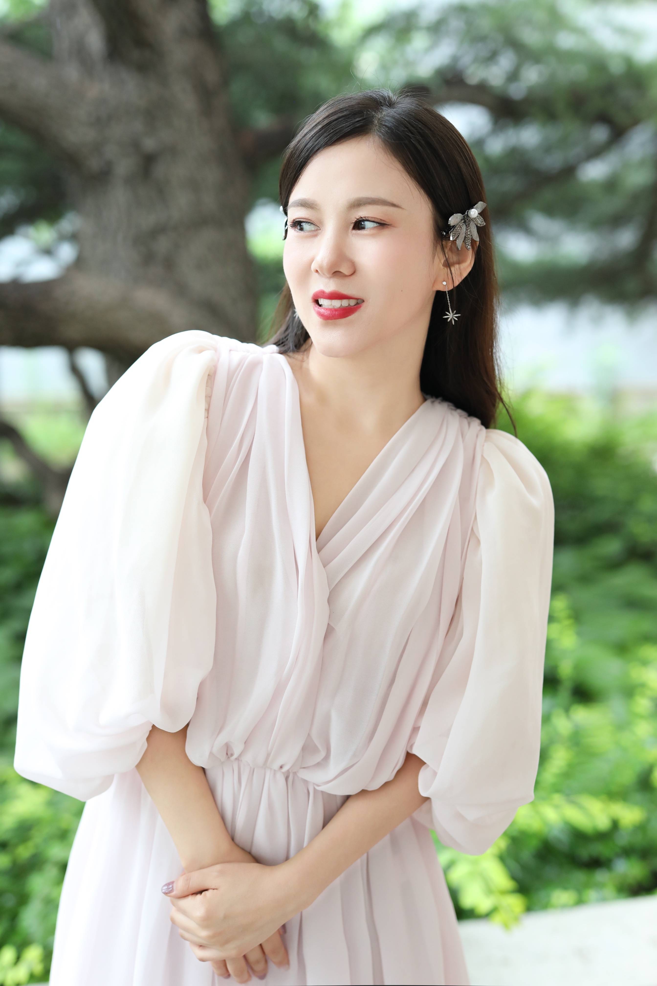 最美外交女主持人刘美希裙装look上线