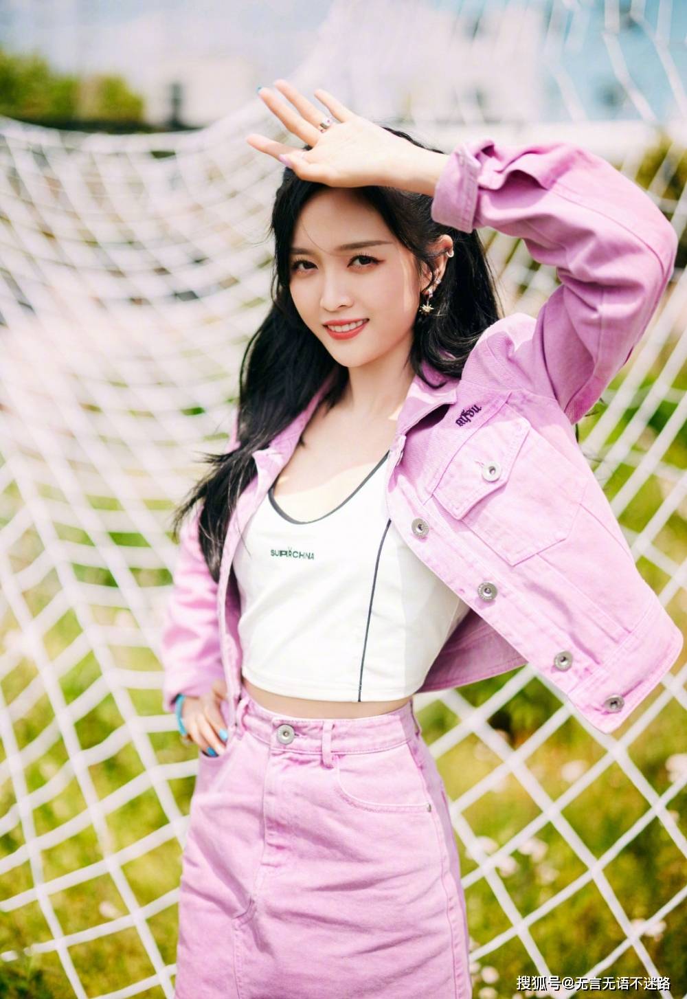 套装|吴宣仪,粉色套装,户外小清新,十分迷人