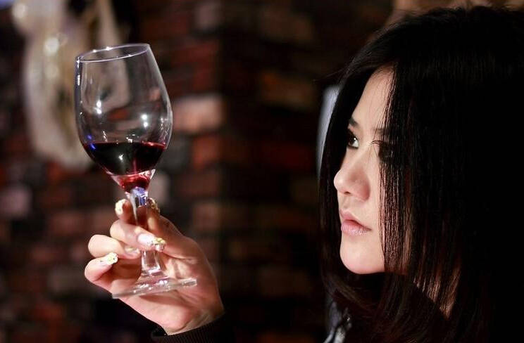 什么|葡萄酒与桑葚酒到底哪个好?有什么区别_桑葚酒适合什么人喝