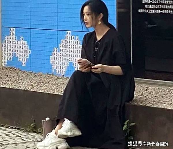 马尾|范冰冰素颜现身街头，打扮低调形单影孤，昔日范爷如今变这样了？
