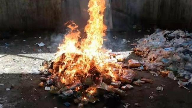 食品|中学焚毁学生自带零食,野蛮当中未见教育的影子