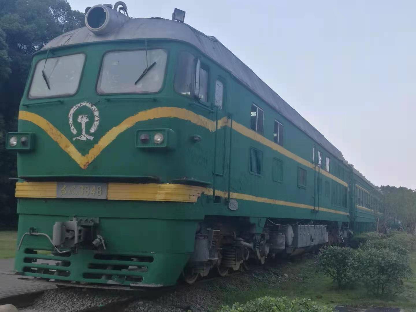 原创直击华东交通大学校内雕塑——绿皮火车