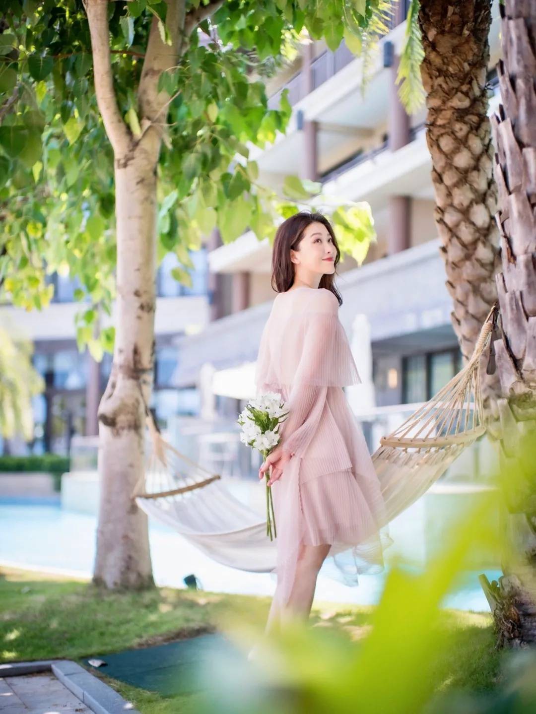 氛围|周励淇身着ZHANG YUHAO SS21百褶结构纱裙释放温柔优雅魅力