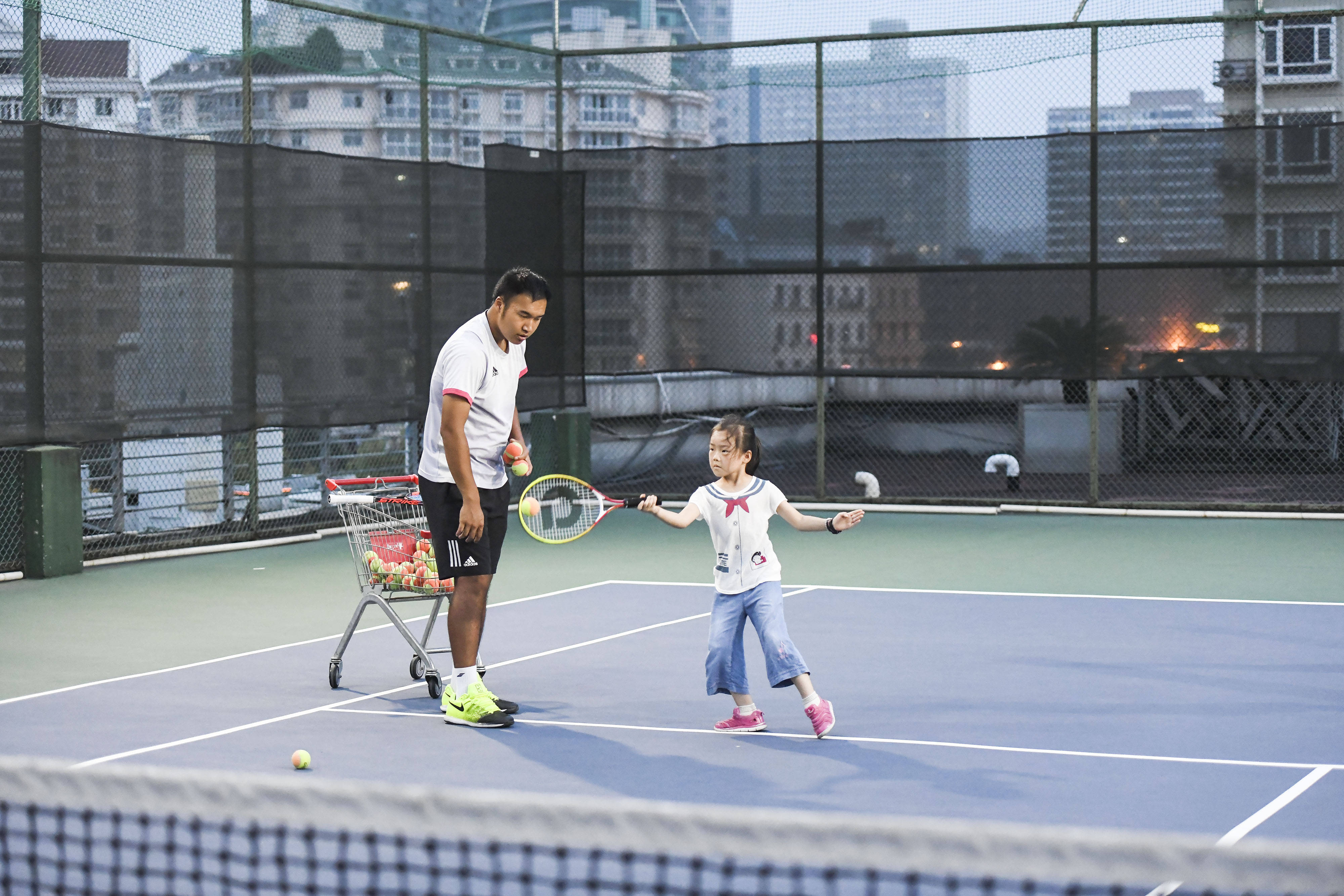 合肥:网球运动悄然兴起,学打网球成为时尚