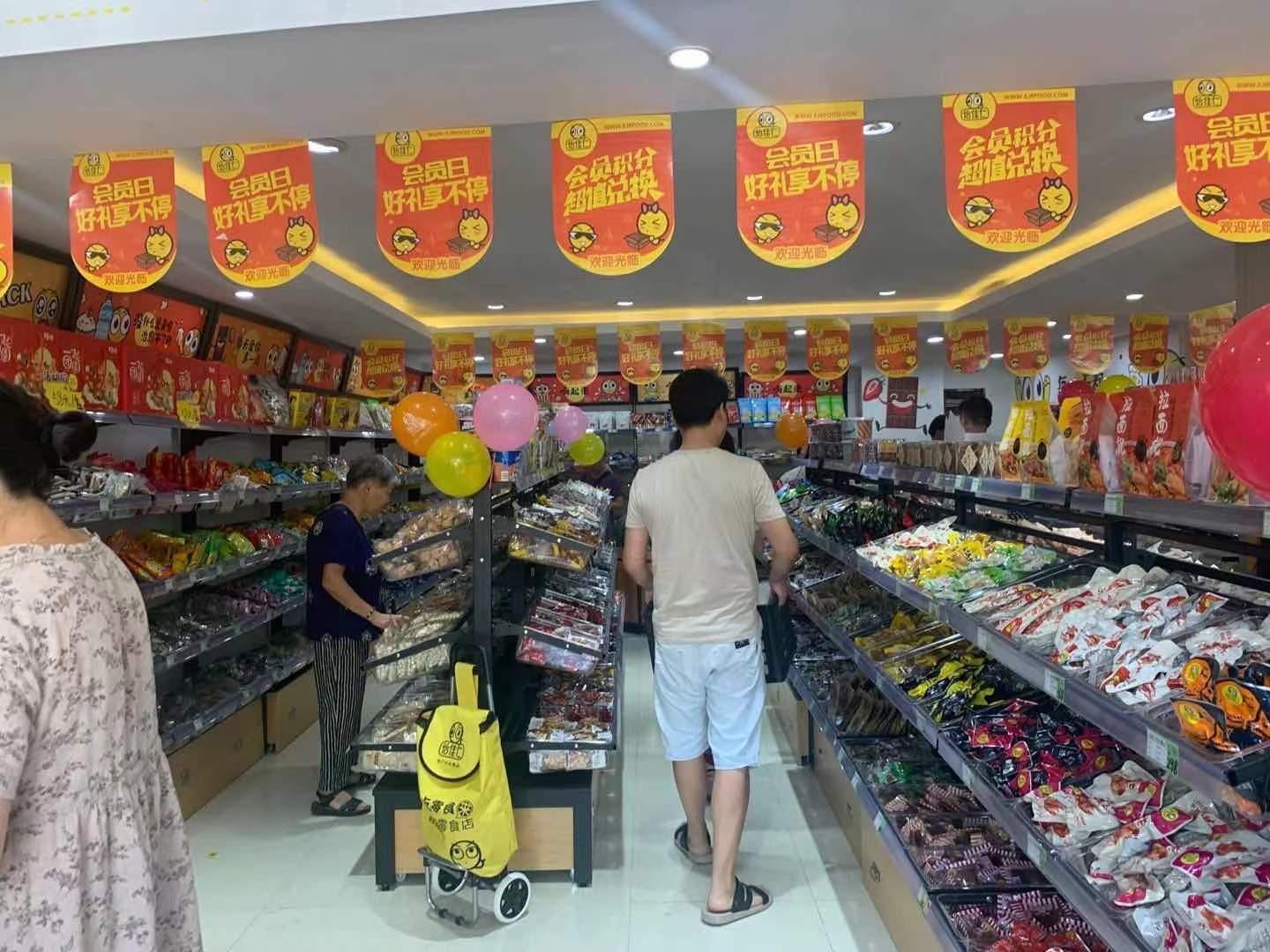 小镇|看陈老板小镇门店的日常,人流不断,零食+果茶,忙碌却快乐