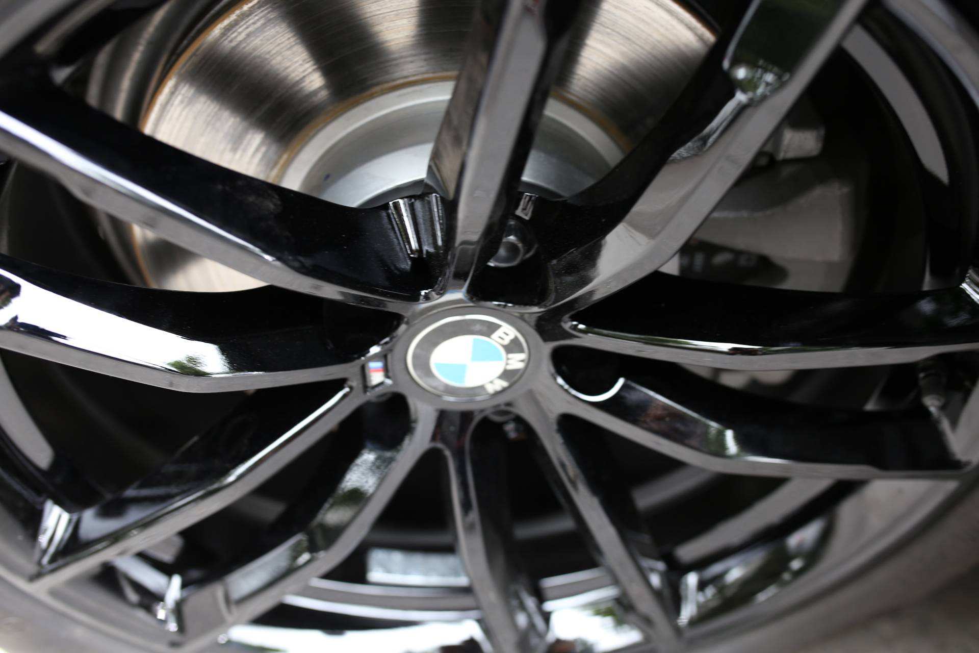 21款宝马五系济南欧瑟全车装贴自修复亮黑 窗边亮条黑化 轮毂黑色烤漆