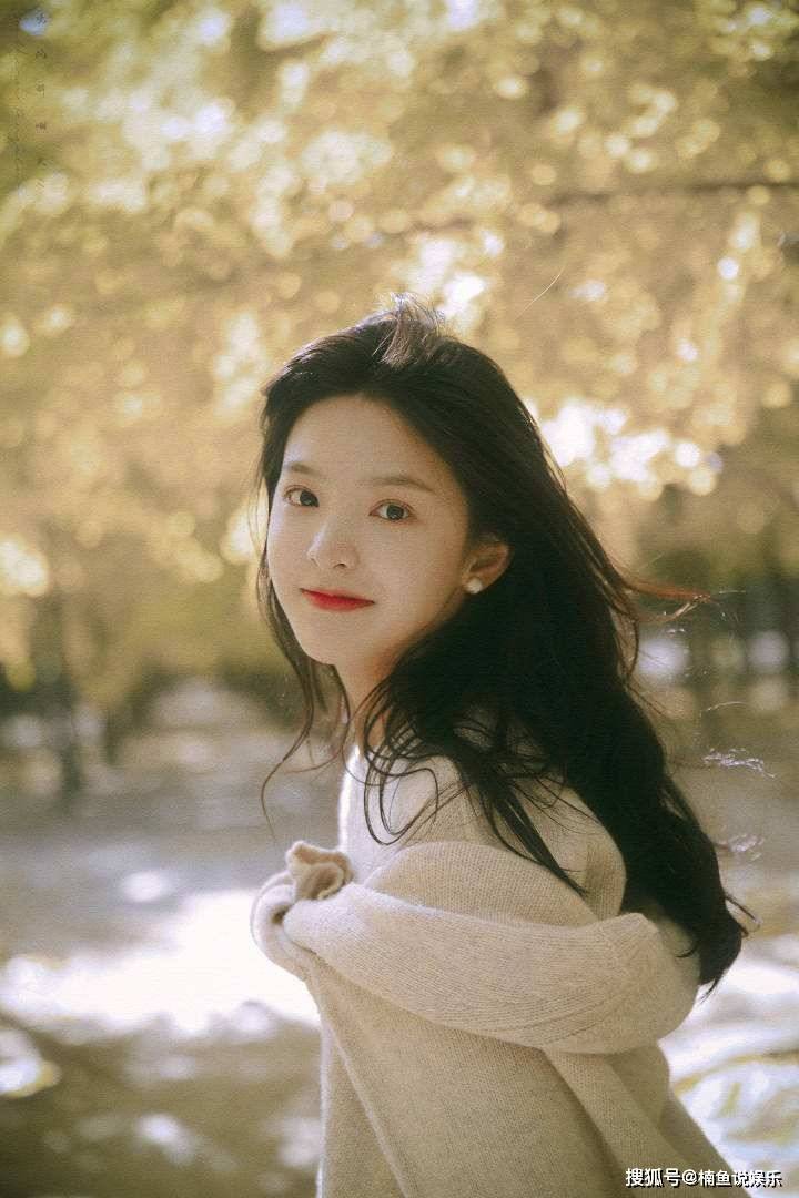 24岁章若楠真的是宝藏女孩,穿公主裙上演公主病,笑起来太甜了_皇甫淑