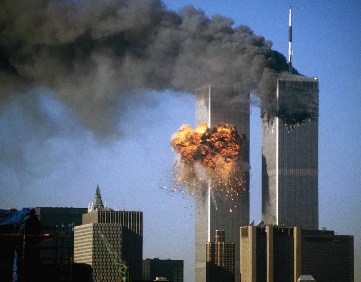 1/ 25 2001年9月11日,恐怖分子劫持的民航客机撞击美国纽约世界贸易