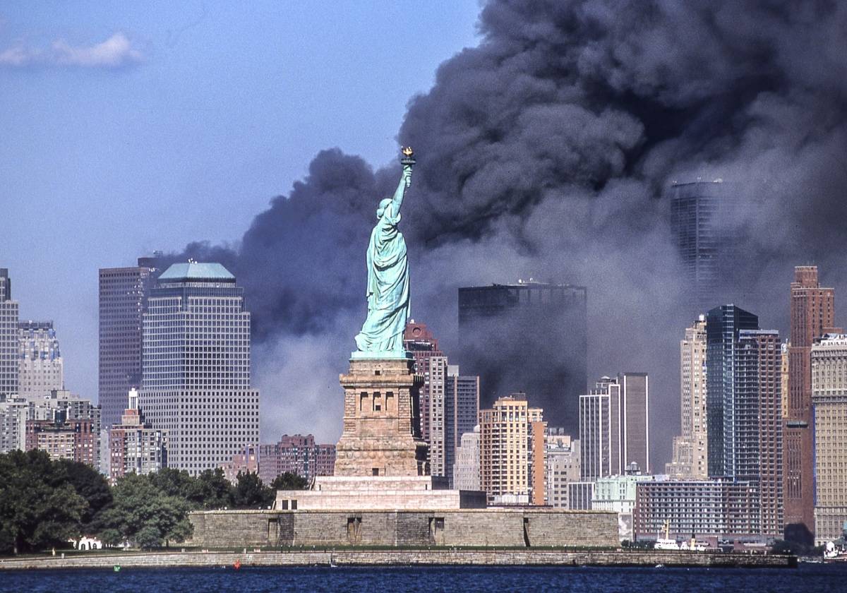 恐怖分子劫持的民航客机撞击美国纽约世界贸易中心和华盛顿五角大楼