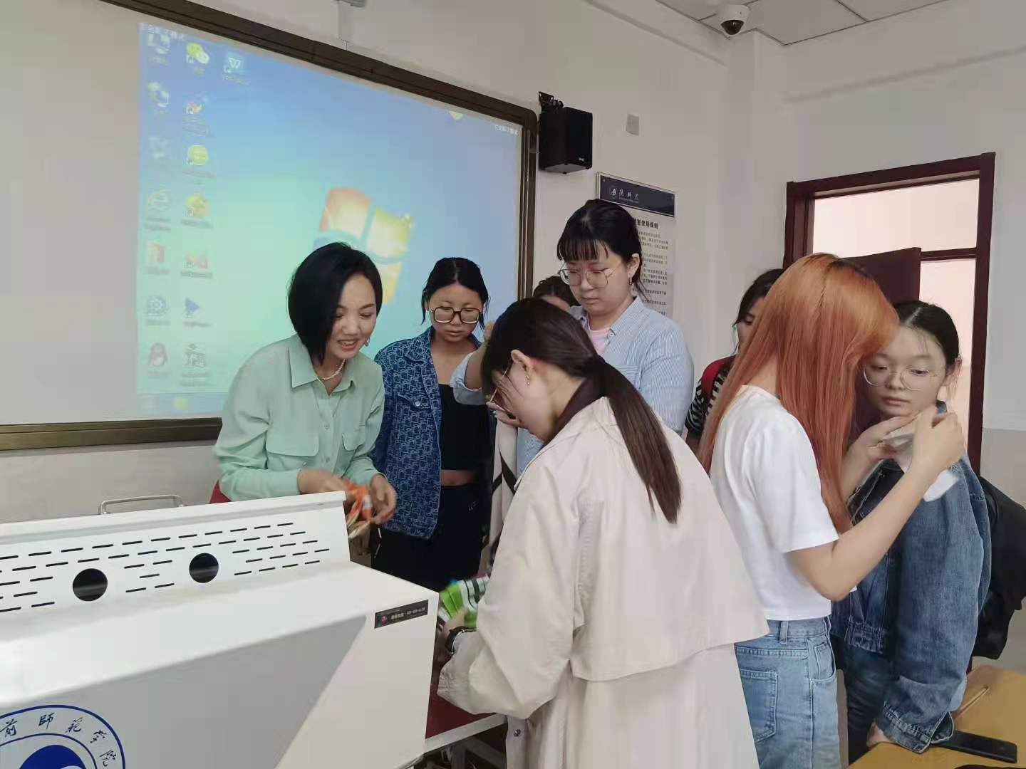 胡楠教师也可以很优雅陕西学前师范学院举办形象礼仪文化专题讲座