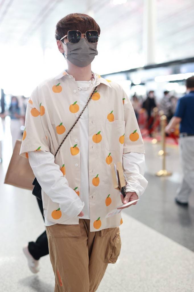 汪苏泷身着橘子印花衬衫度假风满满