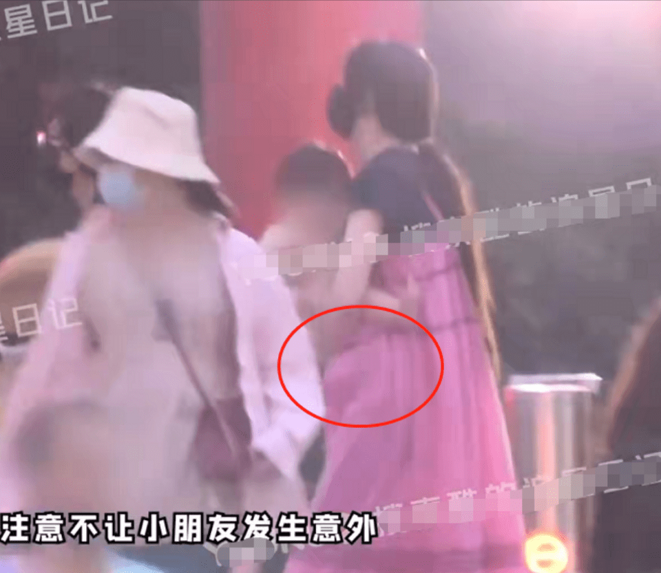 小腹|郭碧婷带女儿外出被拍,稍显吃力仍亲自抱娃,小腹微隆被疑怀二胎