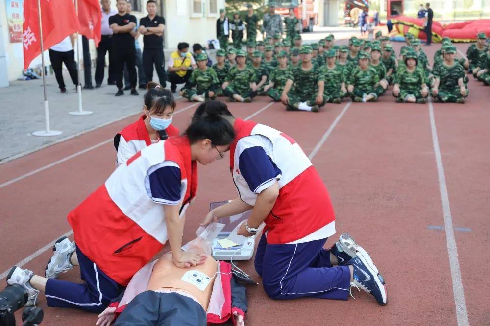 廊坊八中开学实施健康包:军训 应急疏散 救护演练