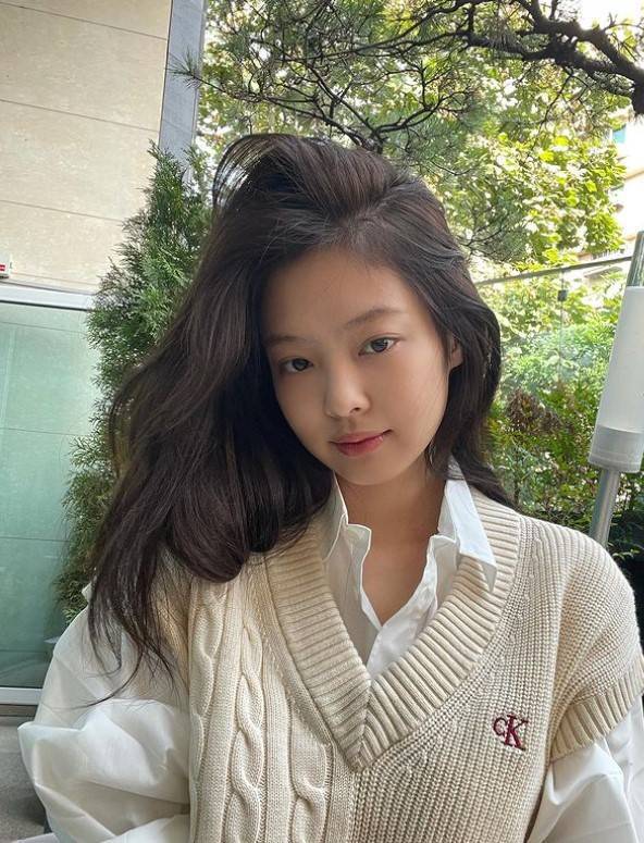 jennie抱狗合影穿同色毛衣 宠物犬表情呆萌可爱