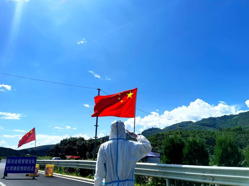 图为云南临沧边境管理支队民警向国旗敬礼蜿蜒曲折的山路上昨夜浑浊的