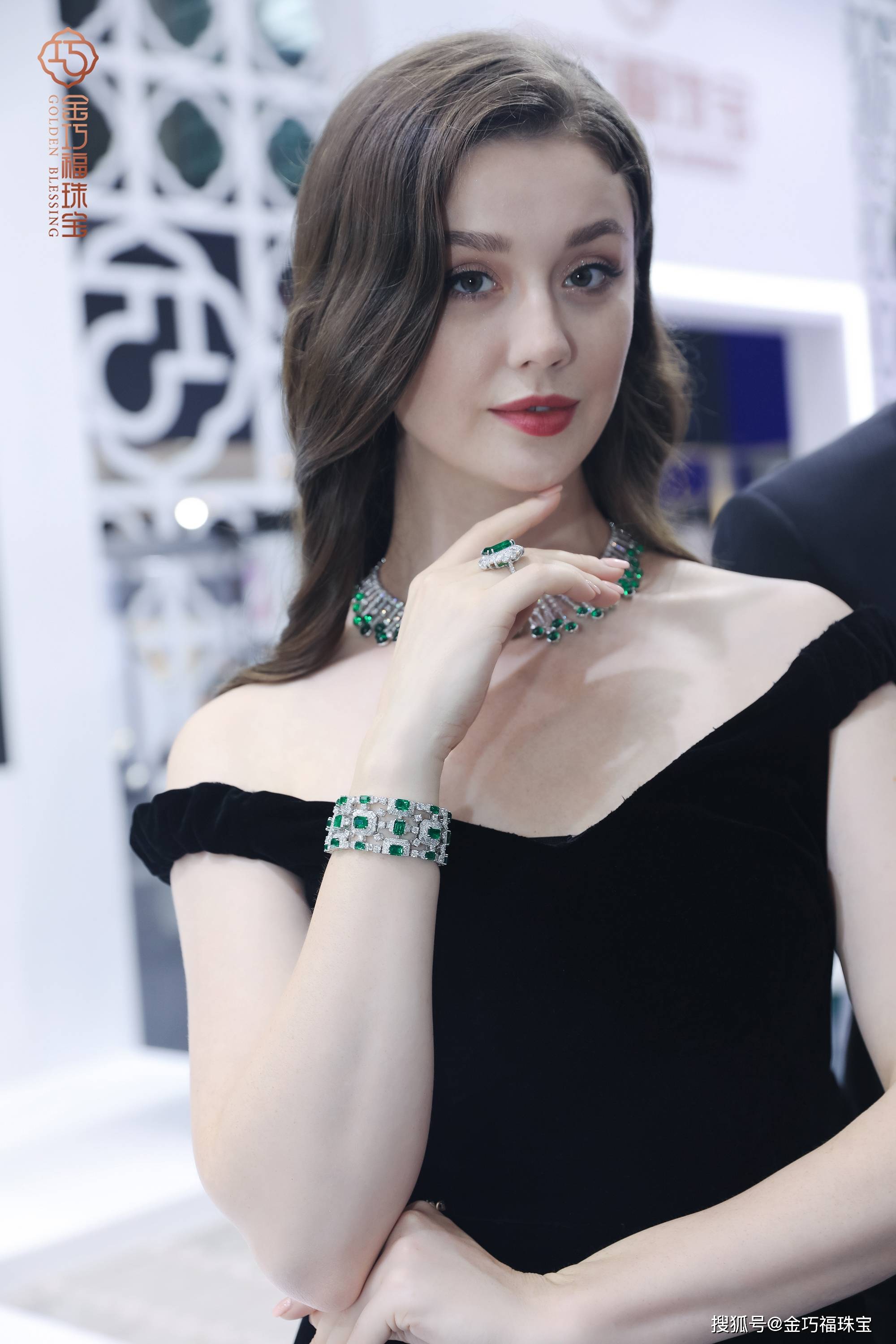 靓丽的模特以多样化的造型,演绎了珠宝的不同风情,呈现了一场国际化的