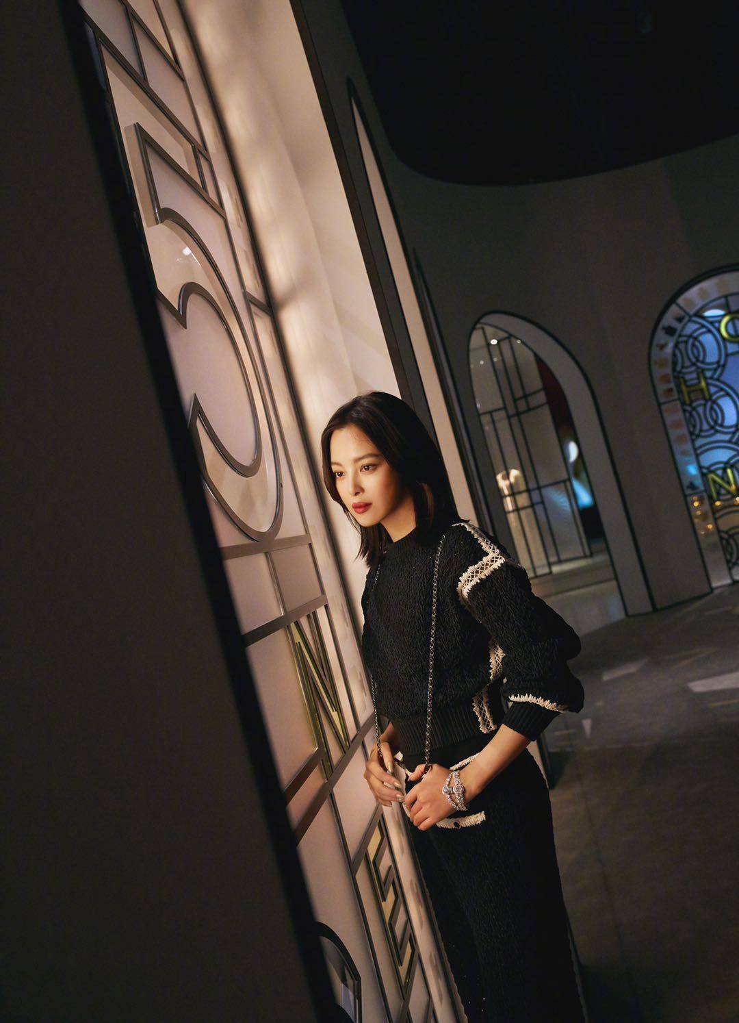 辛芷蕾穿黑色套装气质温婉 侧脸精致氛围又a又撩