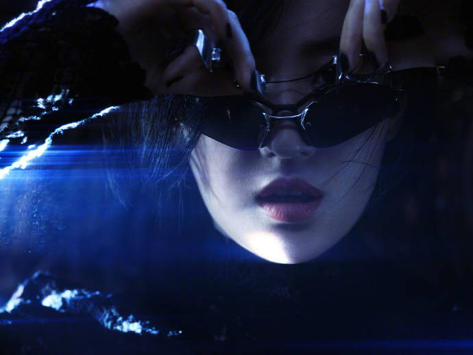 刘亦菲拍皮衣机车质感大片 变身暗夜酷炫摩登女郎