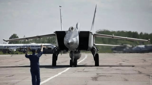 米格-25主要是为对付美国研发中的xb-70"瓦尔基里"轰炸机与a-12/sr-71