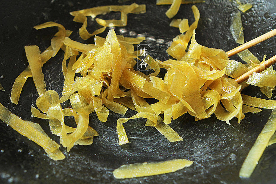 柚子|秋天这果皮扔掉太浪费，做小零食特棒，香甜有嚼劲，嗓子也爽利