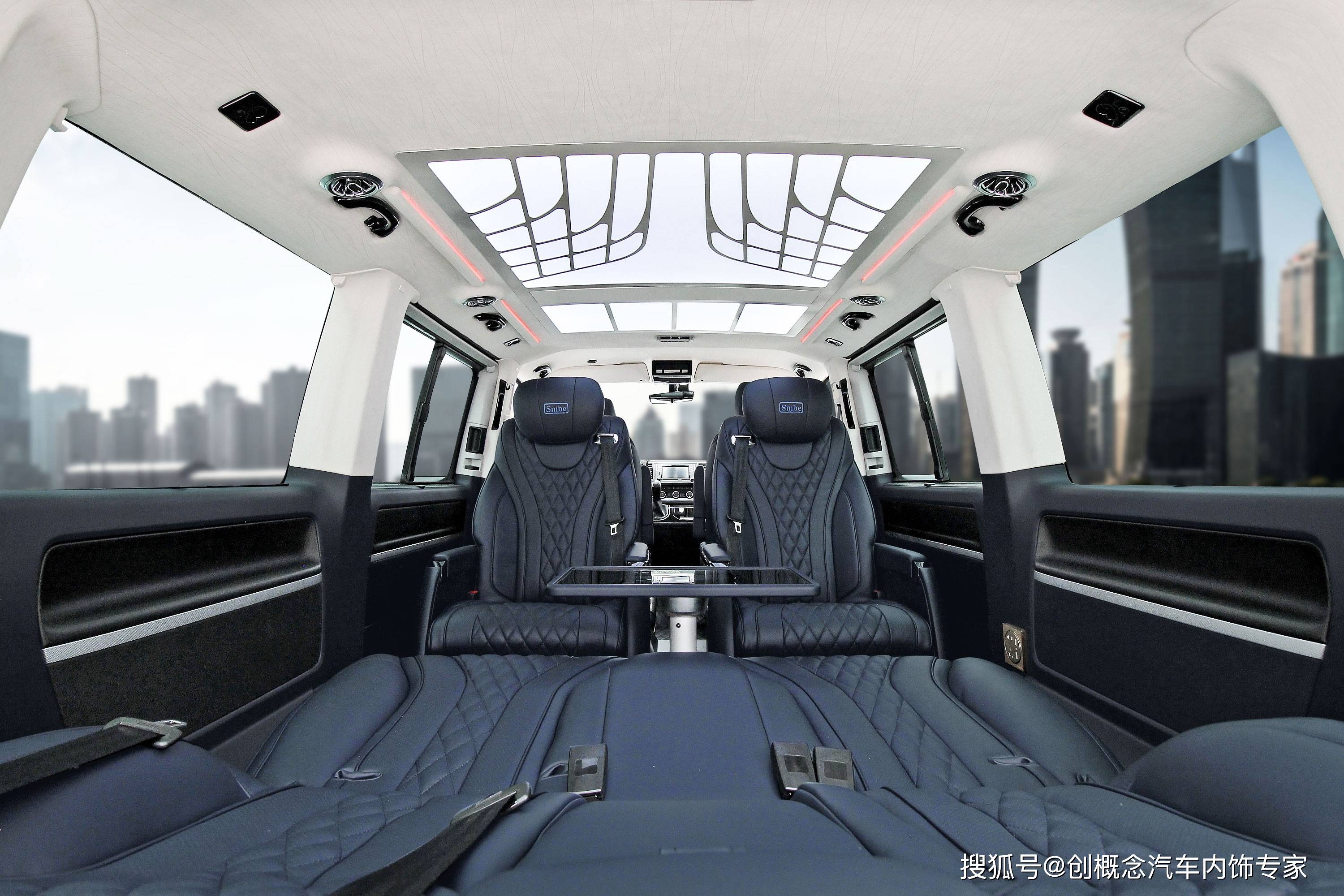 高端大气色系搭配,深圳大众迈特威内饰改装,隐藏式电脑桌 电动调节