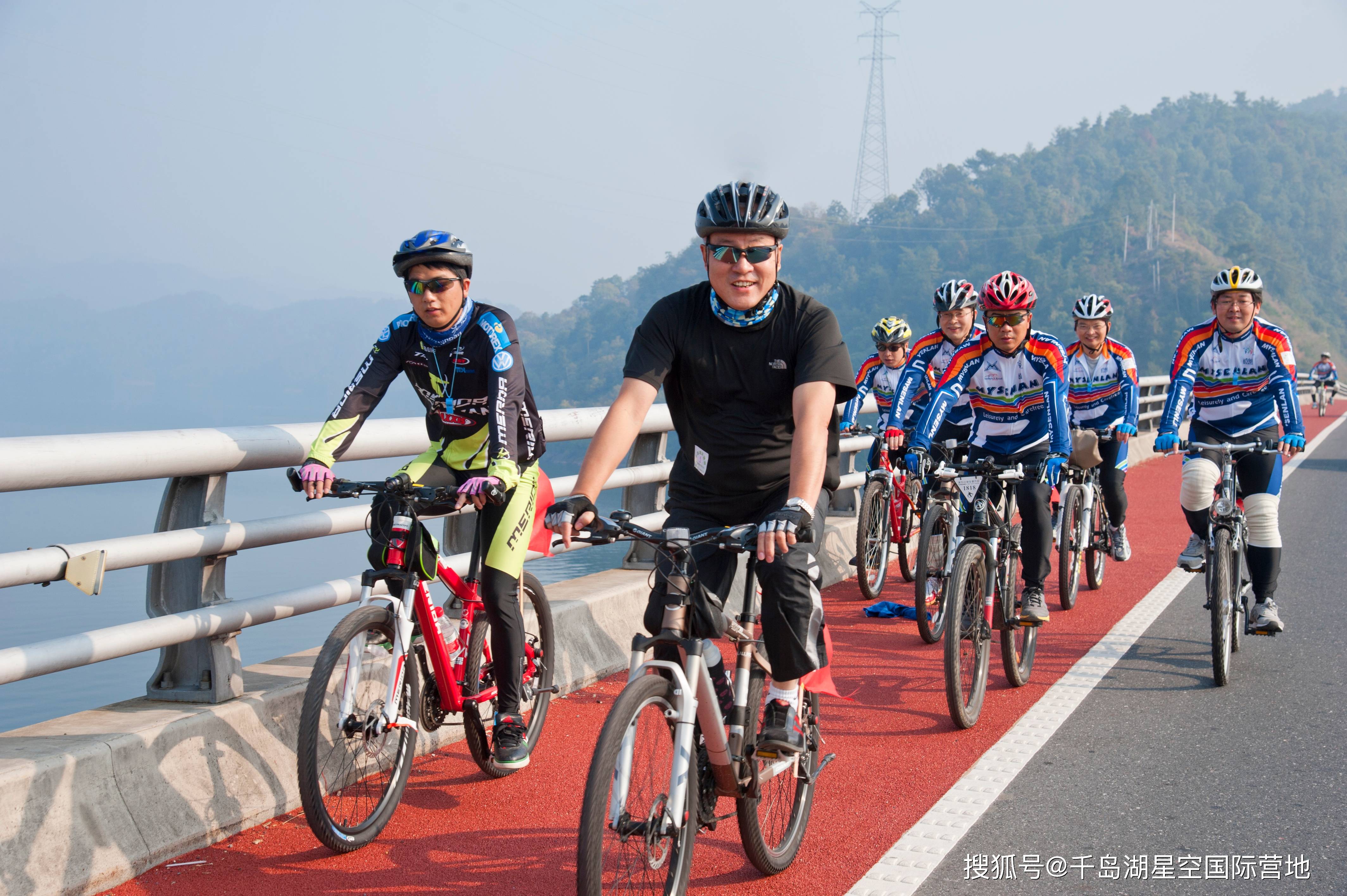 定向騎行就是根據任務卡提示,完成賽道任務,並抵達終點拍攝創意集體照