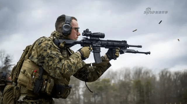 图为美国海军陆战队士兵试用m27自动步枪.该枪原来称为hk