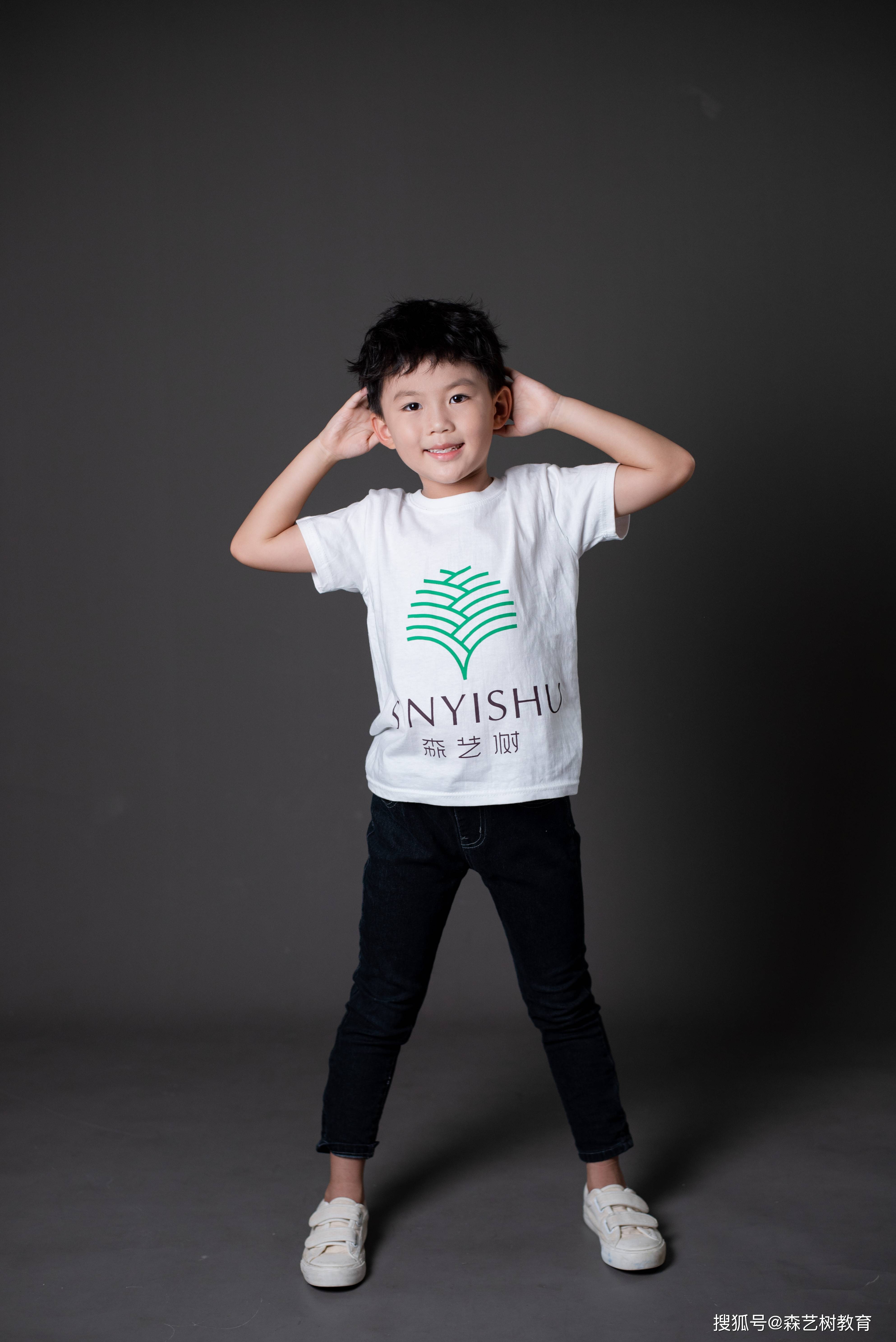 李嘉佑留住最美童声专辑艺术照搜狐大视野搜狐新闻