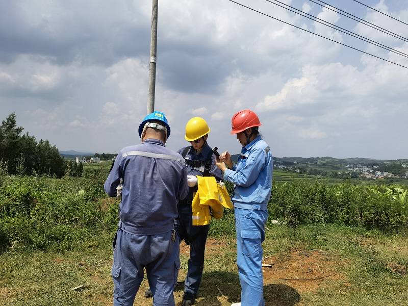 南方电网云南曲靖师宗供电局爱岗敬业的一线女工吴东梅_工作日