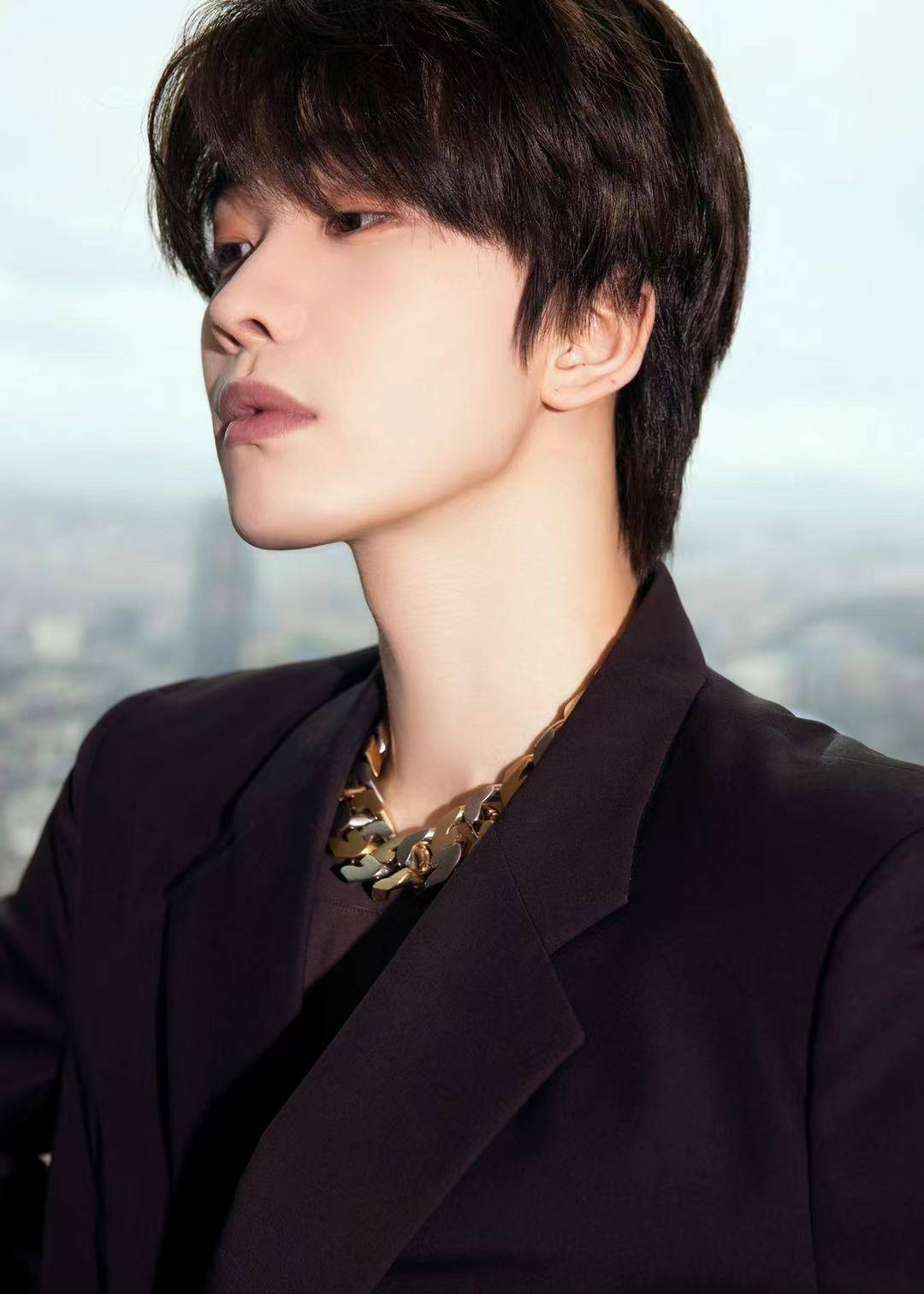 连淮伟出席时尚品牌活动身着气质西装化身轻熟系秋冬男友