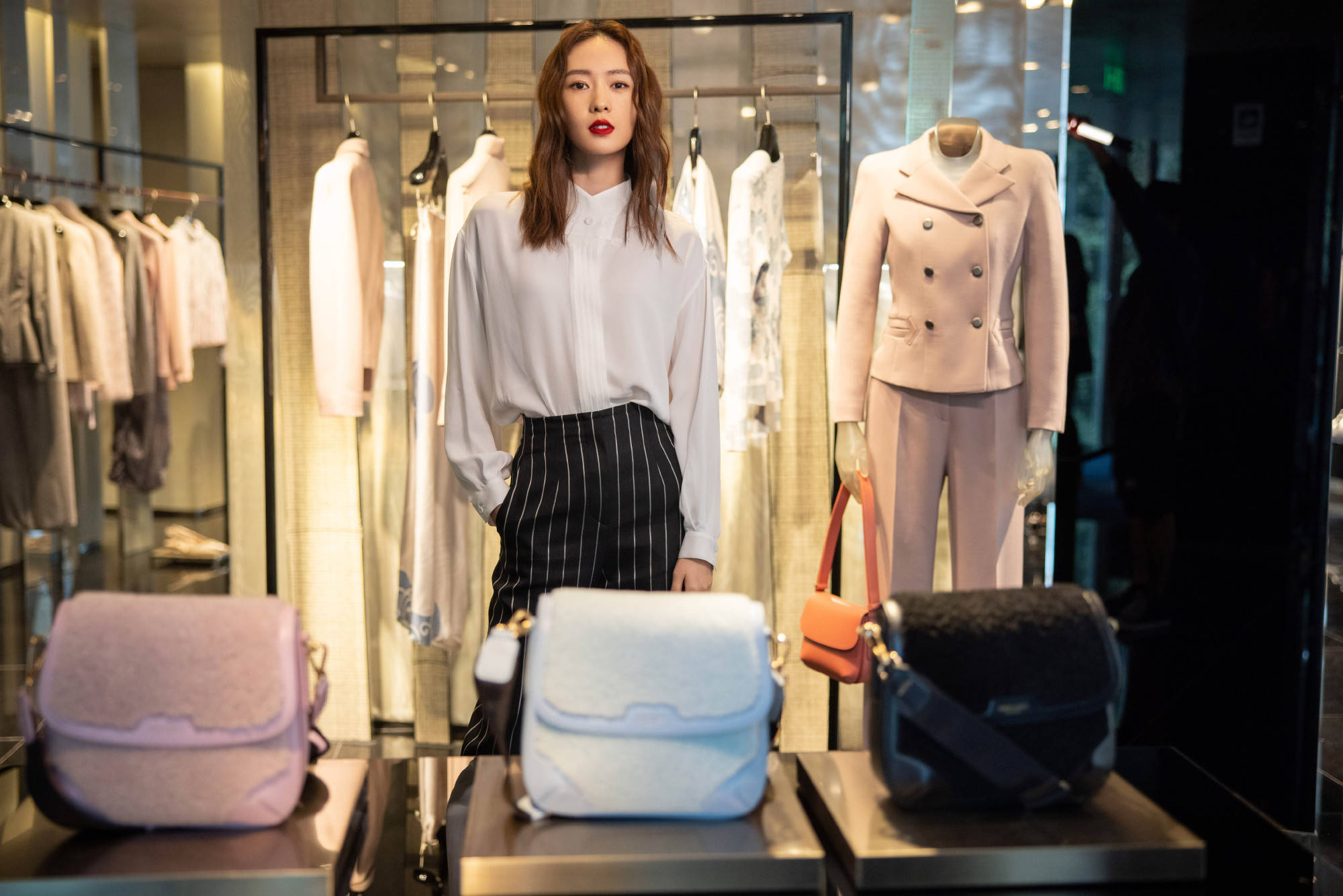 1/ 12 搜狐娱乐讯 9月25日,童瑶工作室释出一组童瑶出席某国际品牌