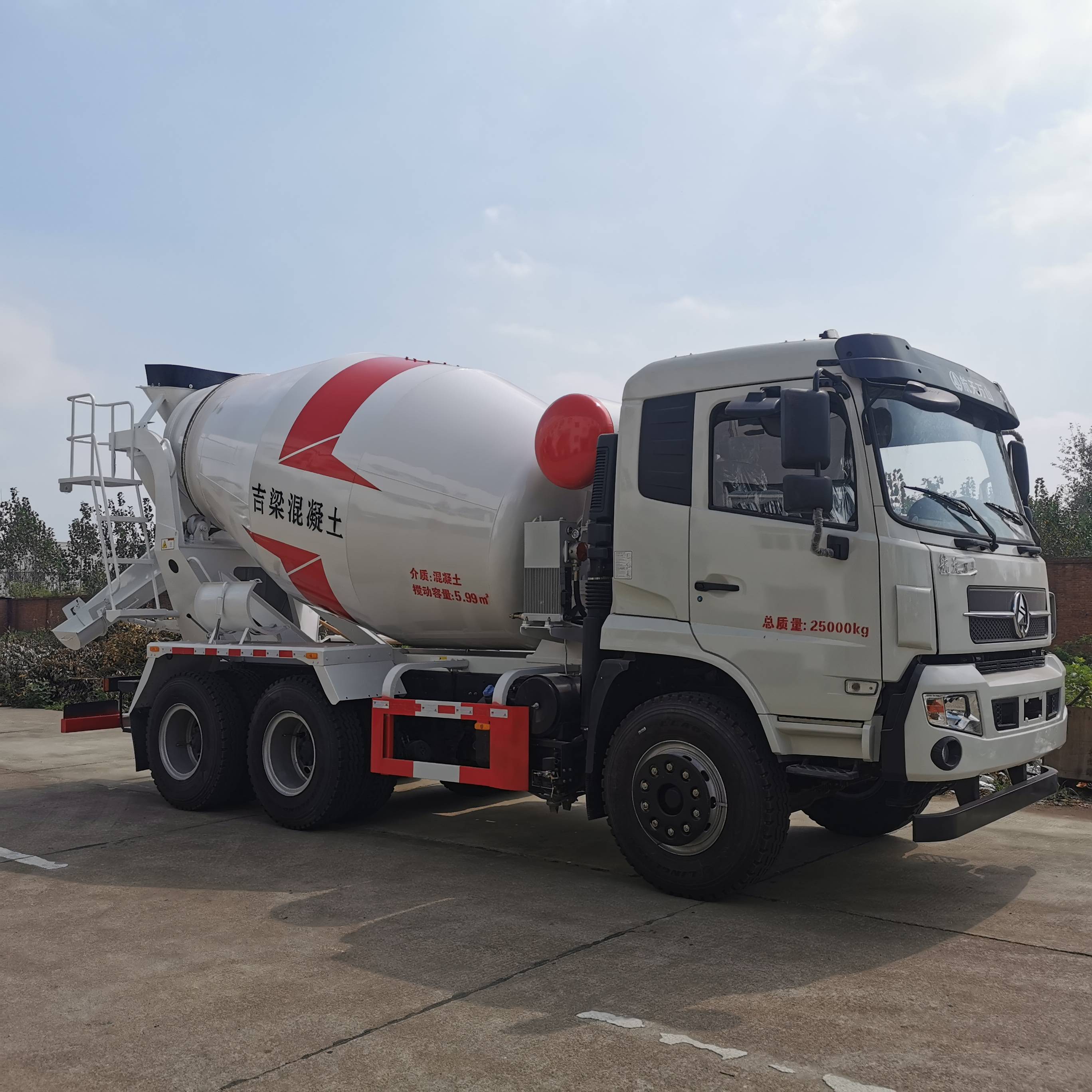 1/ 11 航天万山8方混凝土搅拌车采用230马力国六发动机!