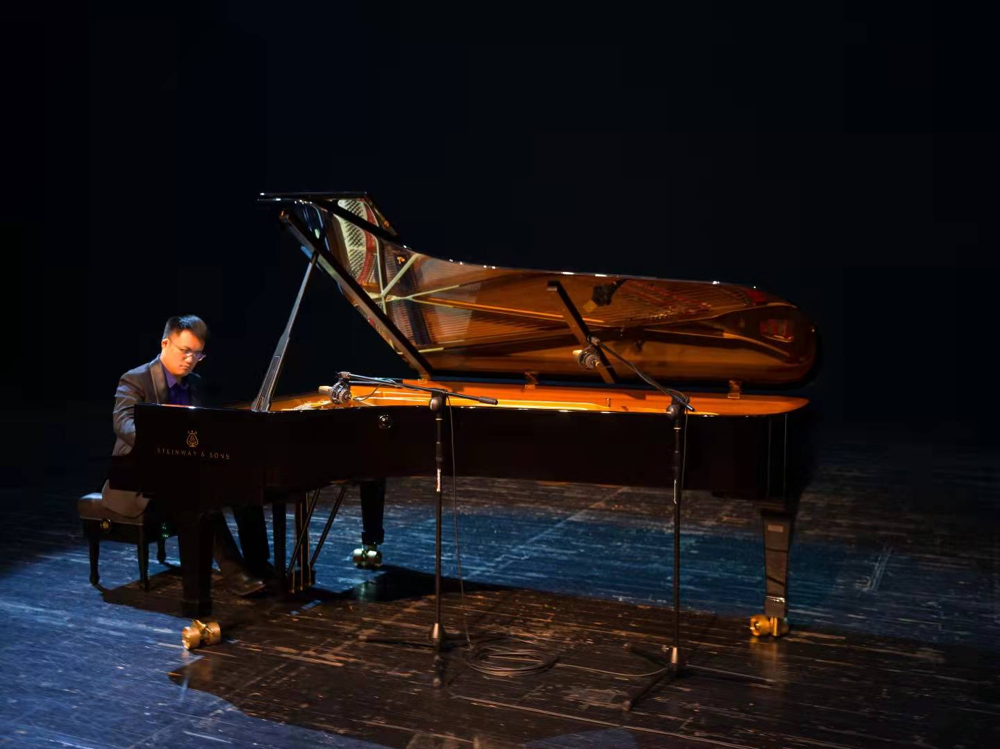 穿越时空的演奏!青年钢琴家陈天一用琴键敲响古典音乐之门