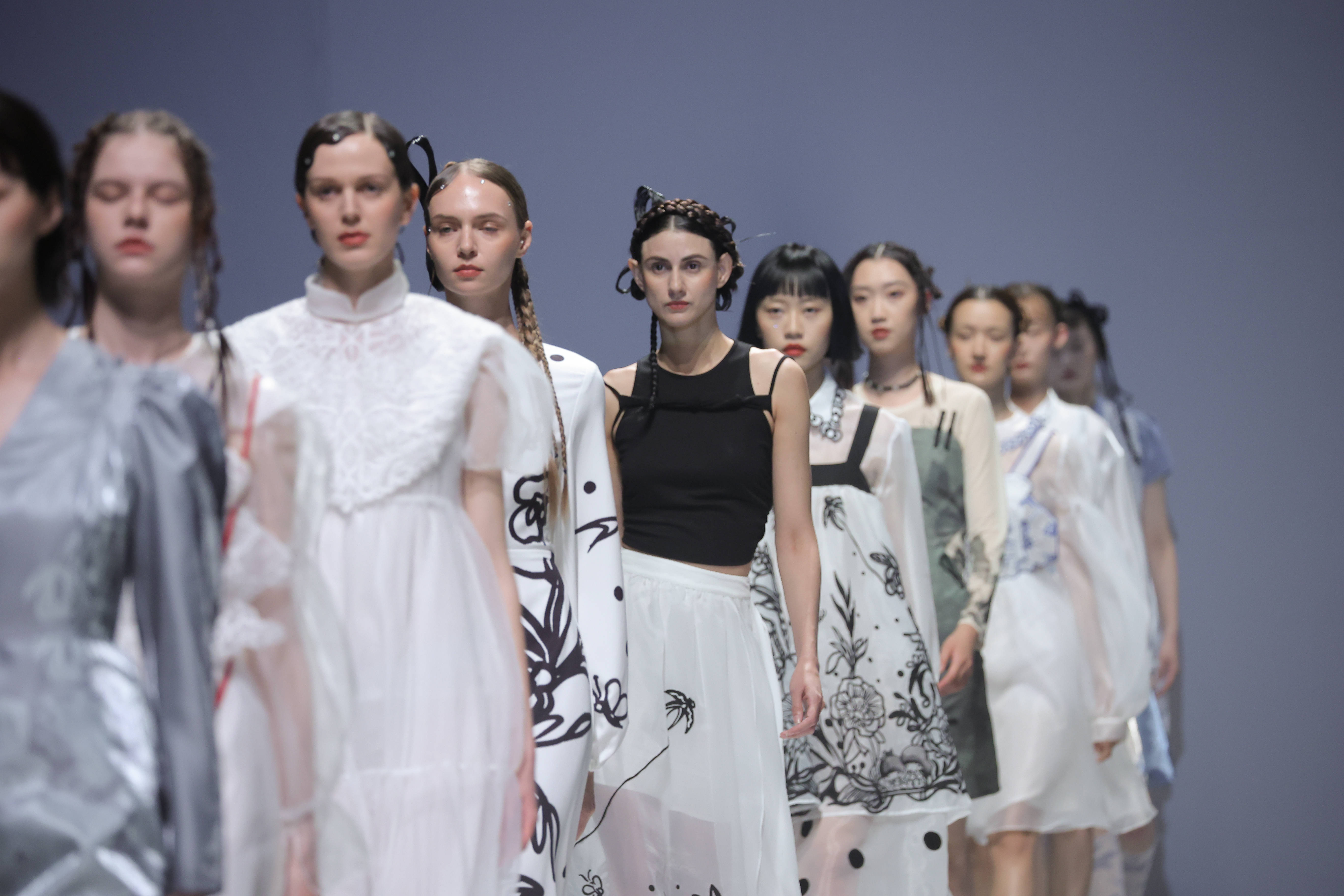 幻境 XUNRUO熏若 x Hello Kitty&amp;Friends联名系列 2022春夏 中国国际时装周秀场