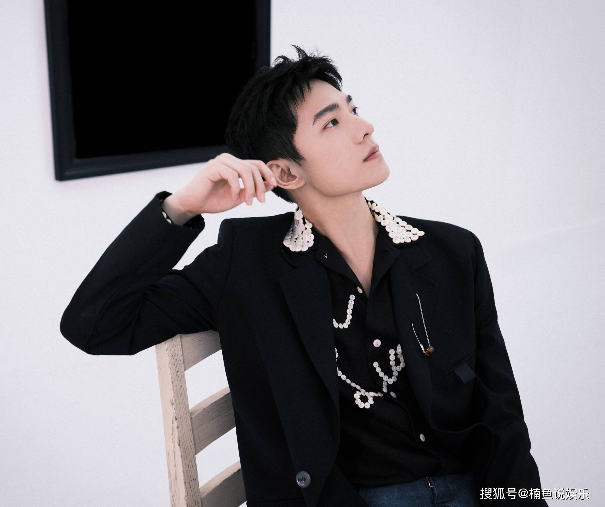 原创杨洋现身南京参加活动穿黑色西装宛如贵公子生图状态好迷人