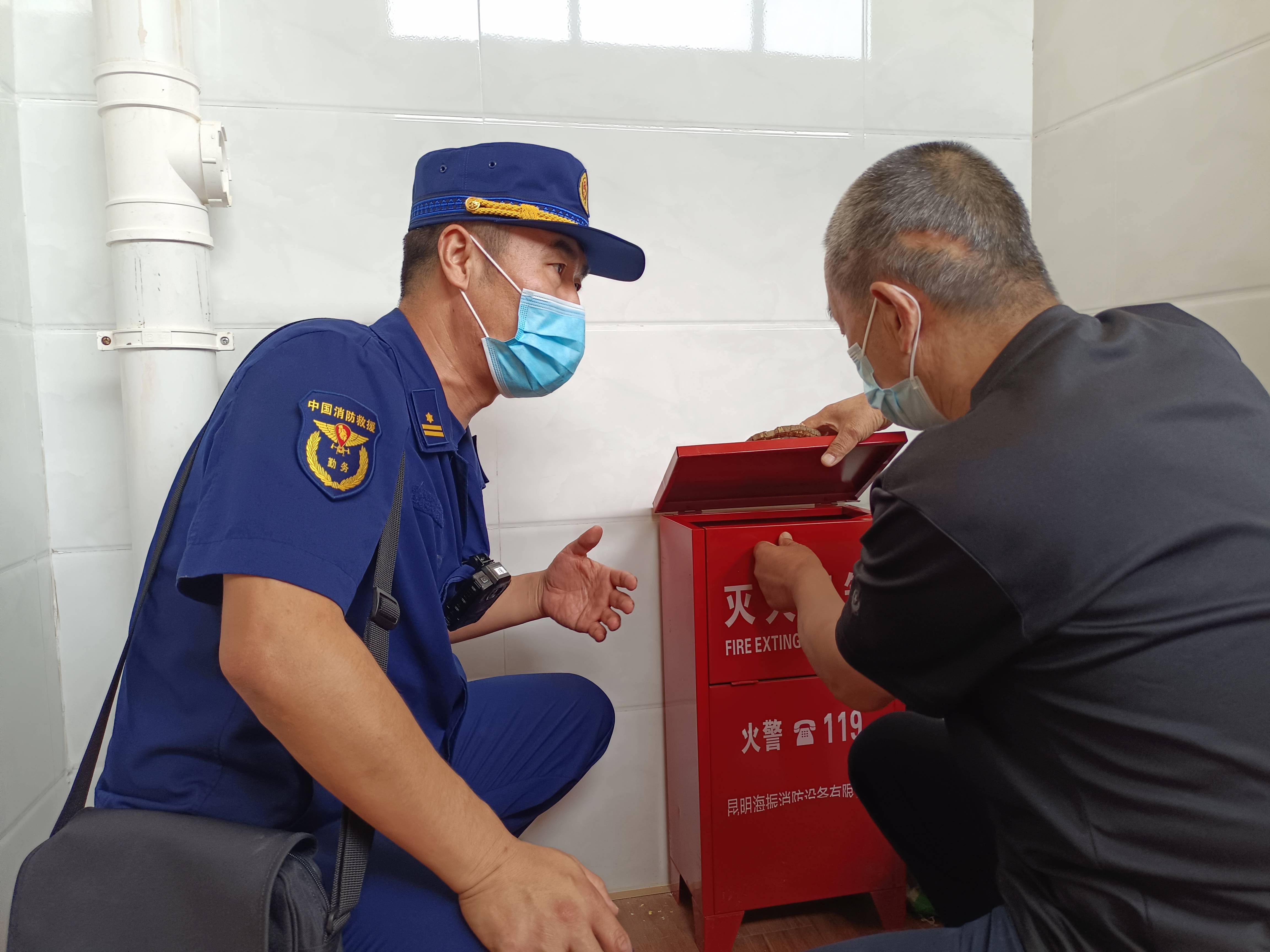 隆阳区消防救援大队积极参加秋季校园安全联合检查