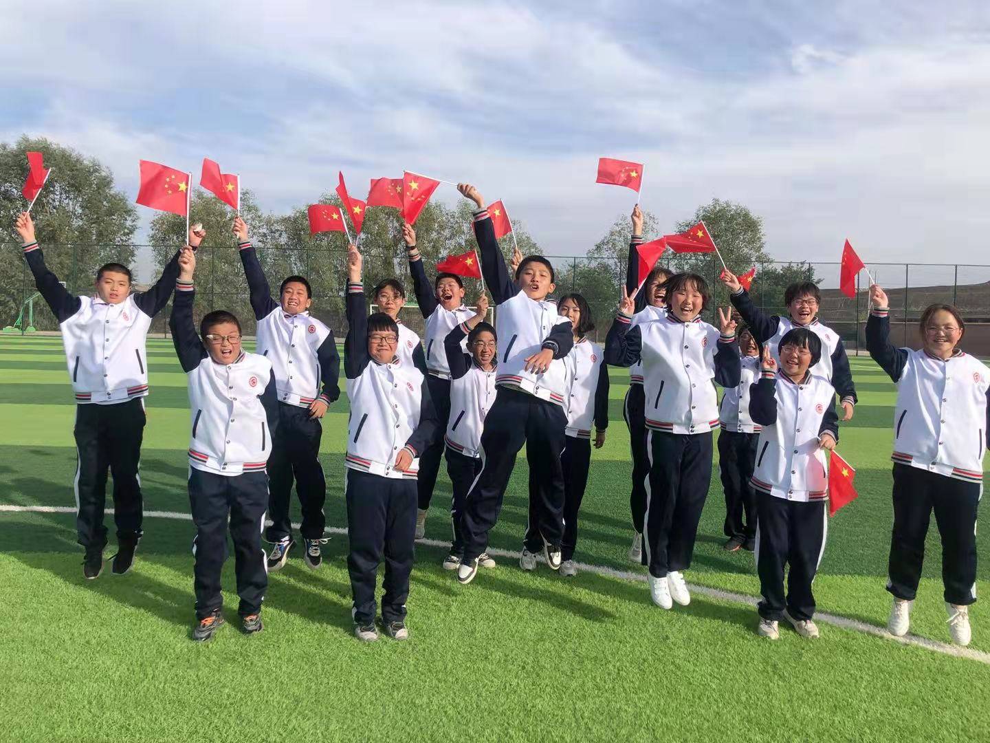喜迎国庆72周年贺阳兰州新区高级中学学生高喊捍卫中华