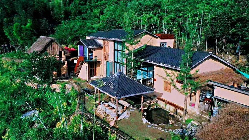 05 舌尖上的美食-玉峰山花椒鸡来到玉峰山的旅客,会发现在民宿旁,沿途