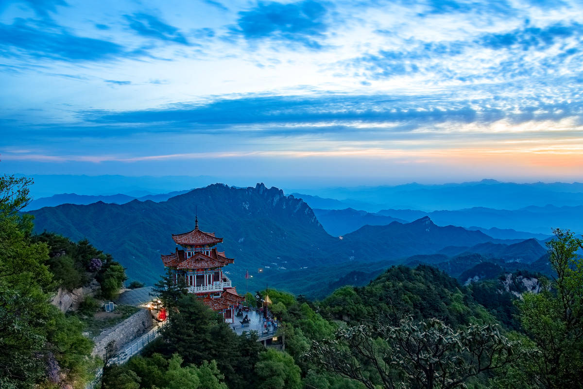 各大景区迎来出游高峰,文明旅游成为假期最美风景