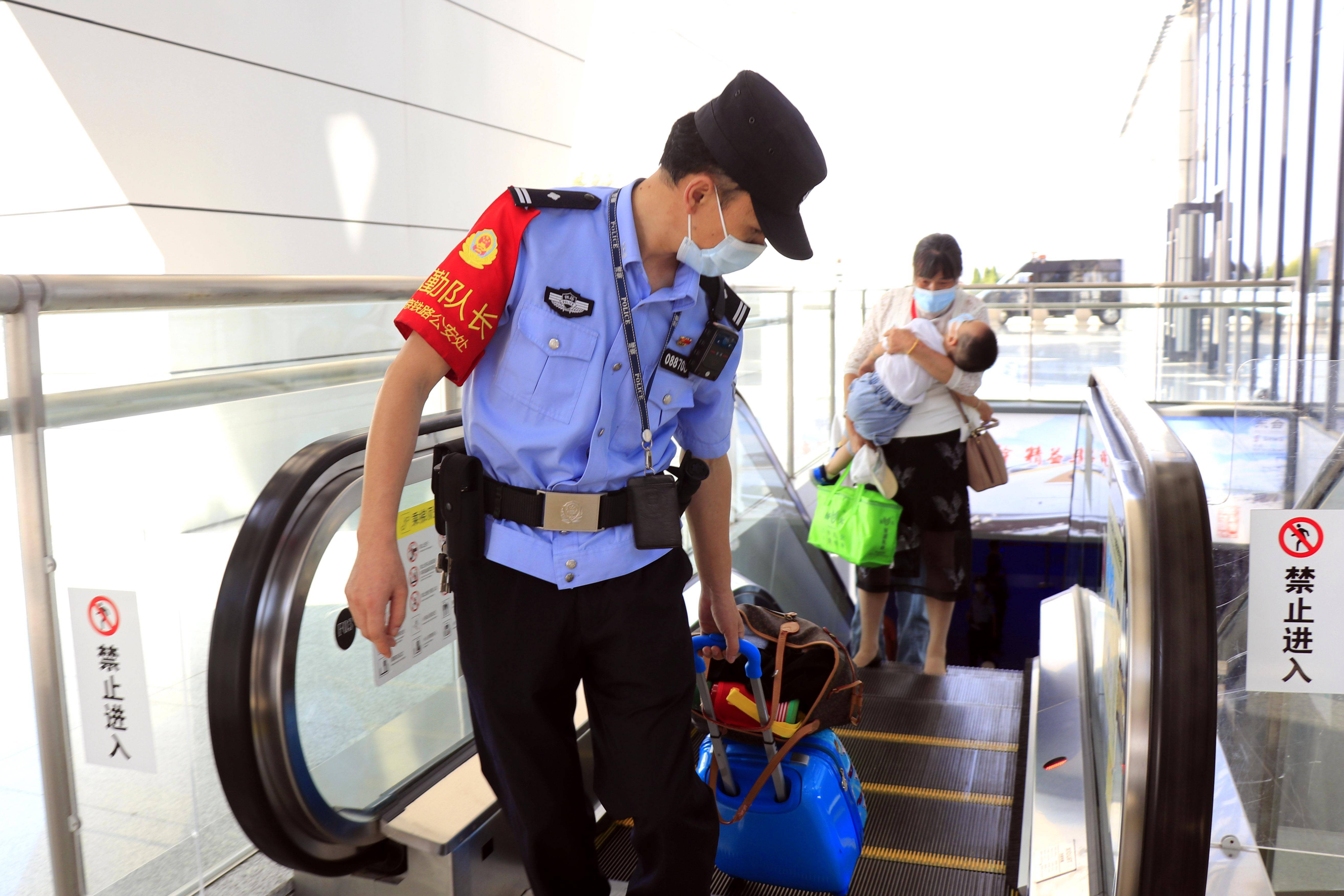 警察帮助别人的图片图片