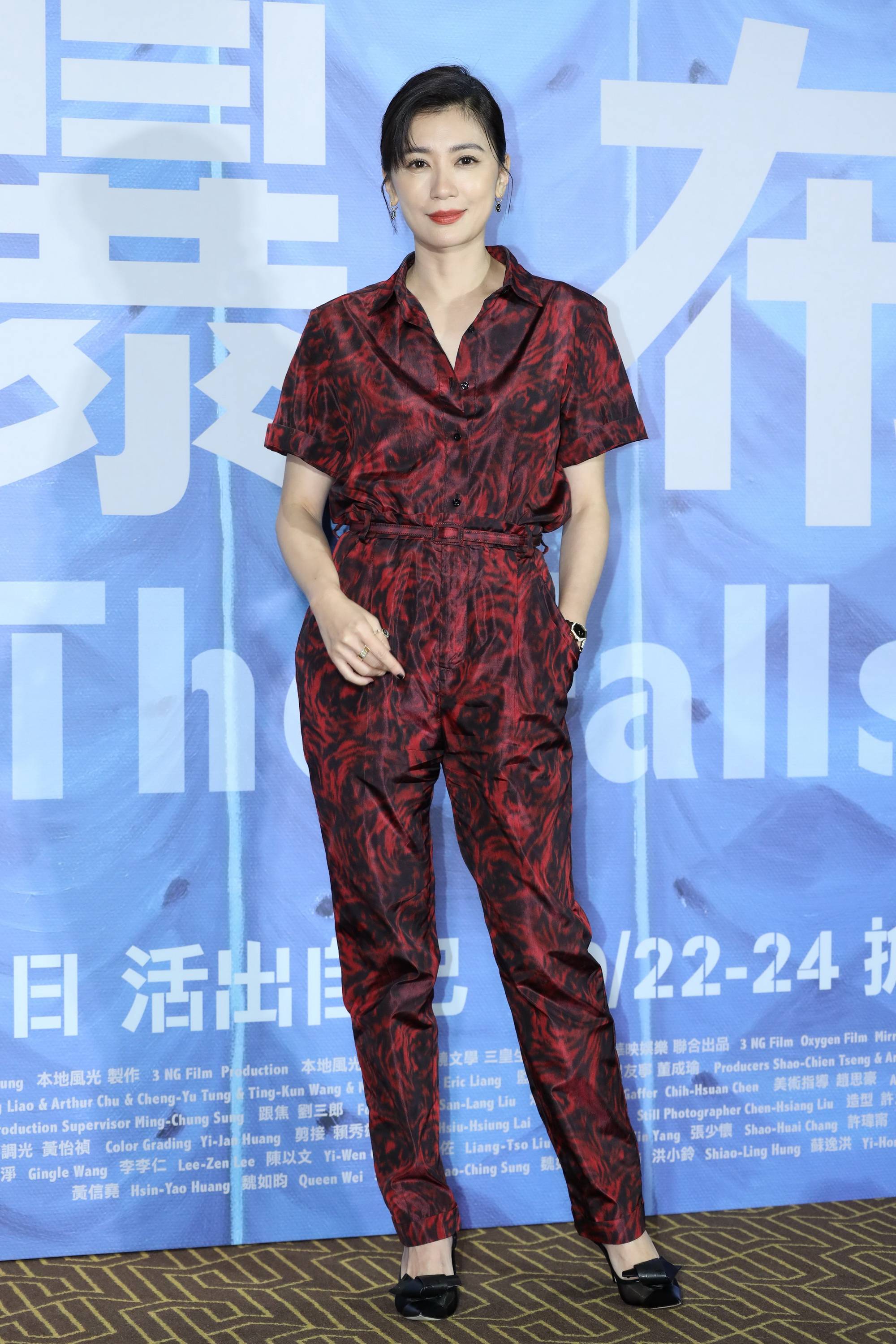 贾静雯亮相瀑布发布着连体裤比耶飒气又俏皮