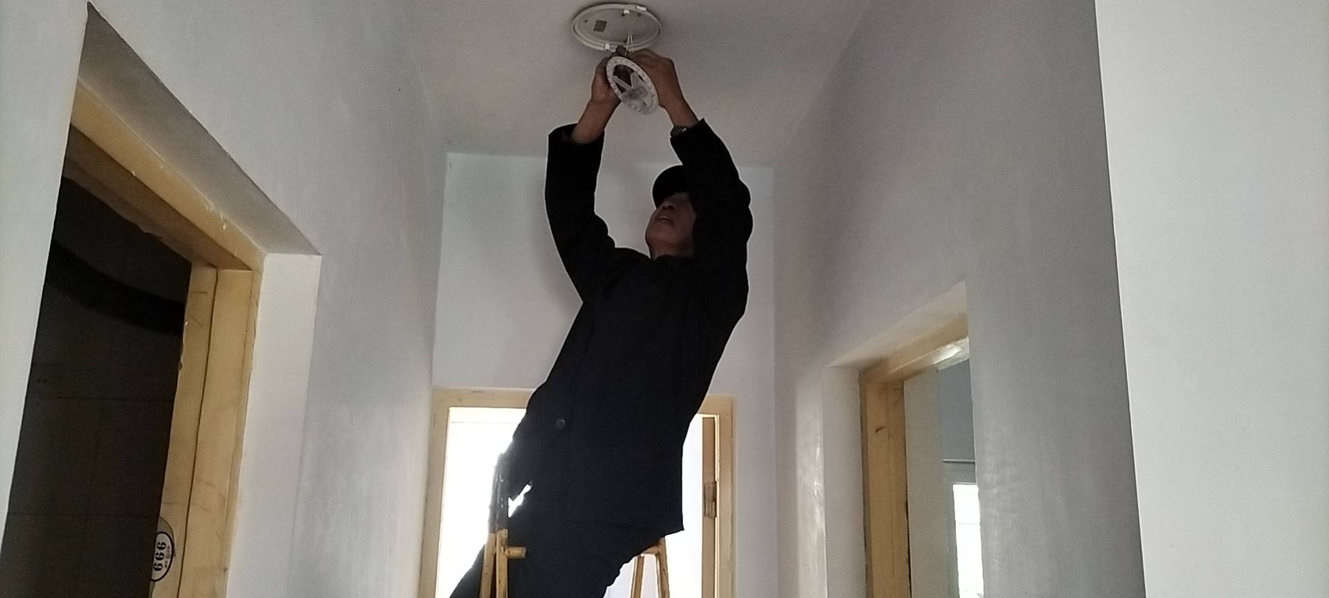 佳居物业师傅给业主修客厅灯_维修