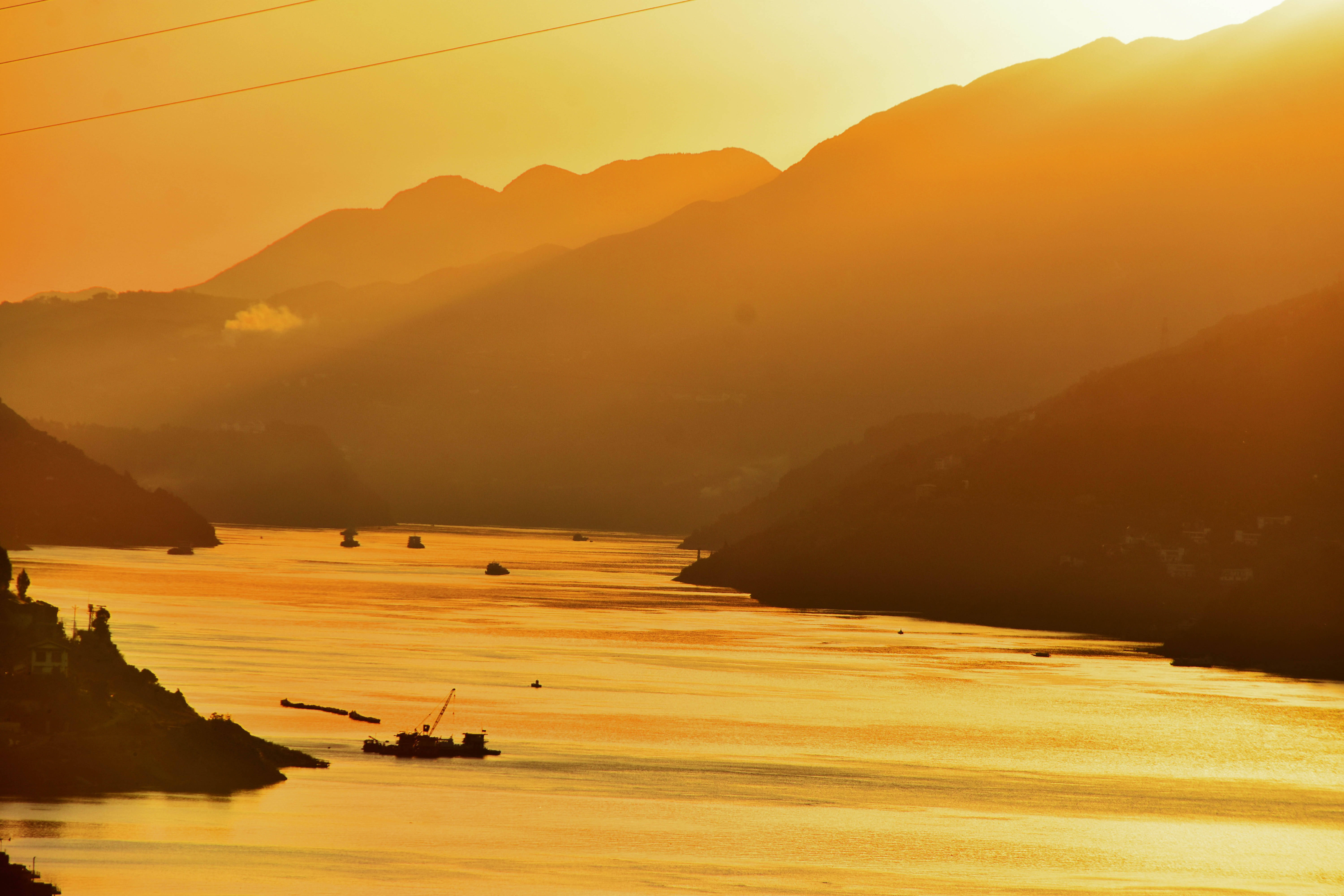 位于长江三峡库区腹心的巫山县,每到秋天,太阳自无尽的长江尽头徐徐落