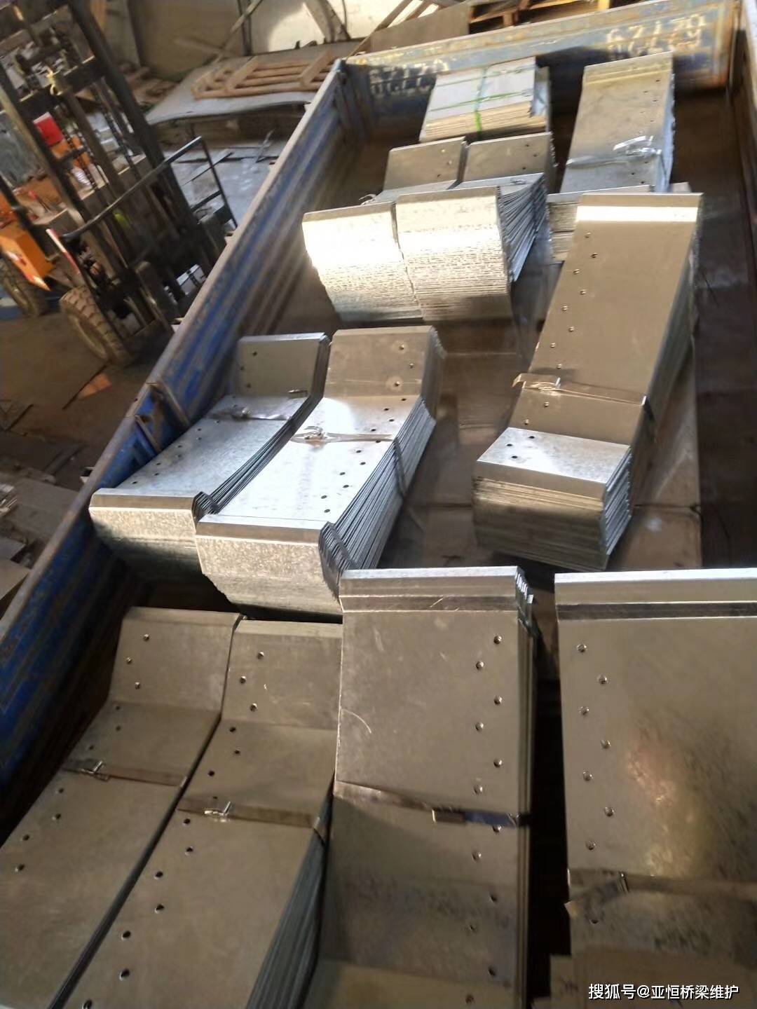 混凝土防撞护栏钢遮板,钢折板---亚恒