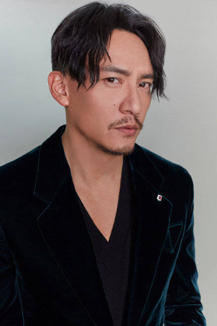 45岁张震尽显成熟魅力状态佳 发呆被抓拍反应可爱-搜狐大视野-搜狐新闻