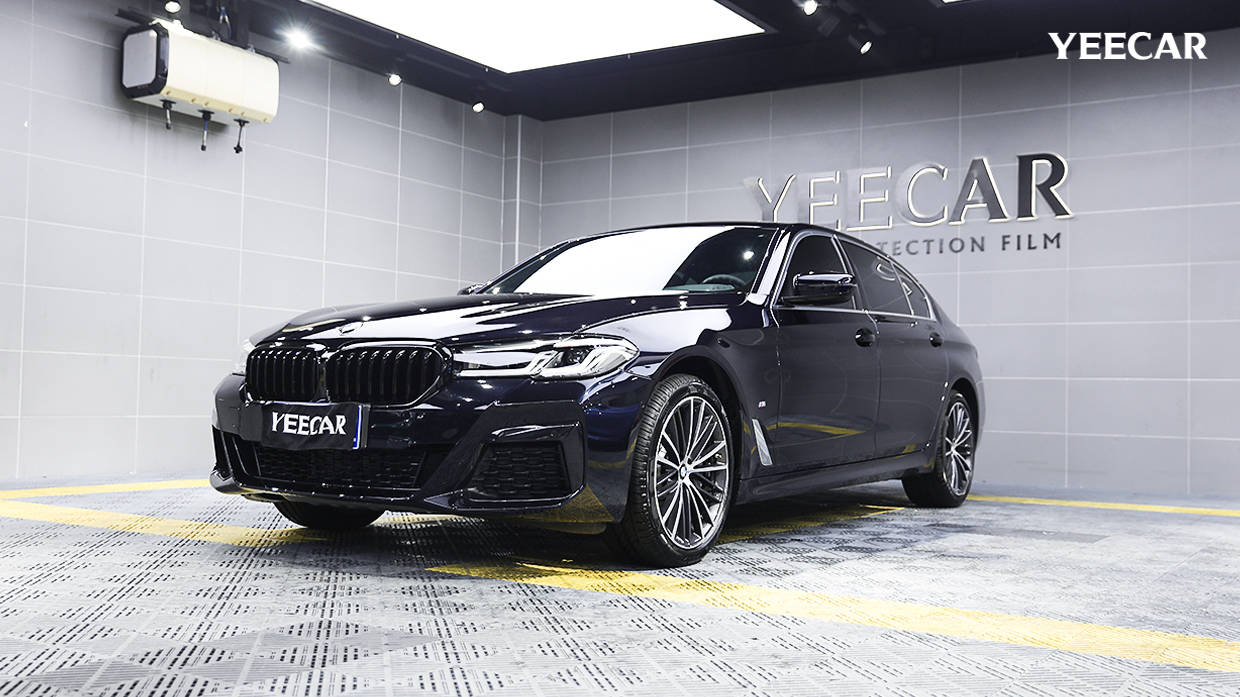 蓝黑色的宝马525施工隐形车衣