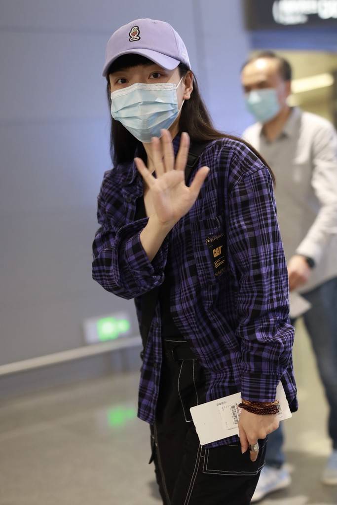 吴莫愁现身机场格子衬衫搭牛仔裤显酷帅
